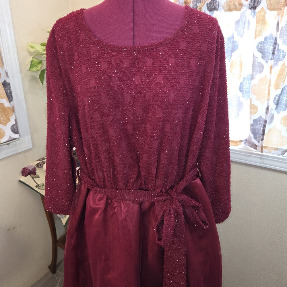 NWT BloomChic Deep Burgandy Textured Sparkly Midi Dress. Size 18-20. OOCP
